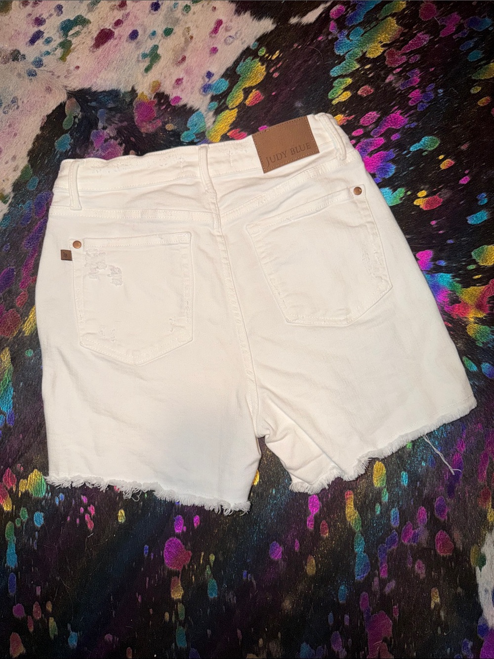Judy Blue White Distressed High-Rise White Denim Shorts size small - Picture 4 of 6
